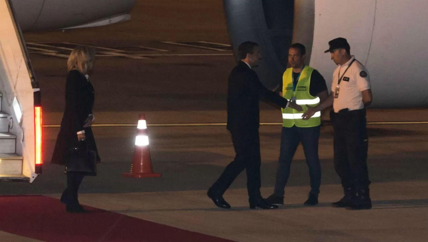 Macron saludó a dos empleados de Ezeiza porque no había ningún funcionario para recibirlo