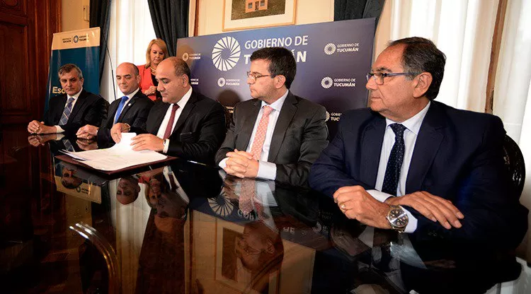 EN CASA DE GOBIERNO. Manzur y Cisneros durante un acto esta mañana.