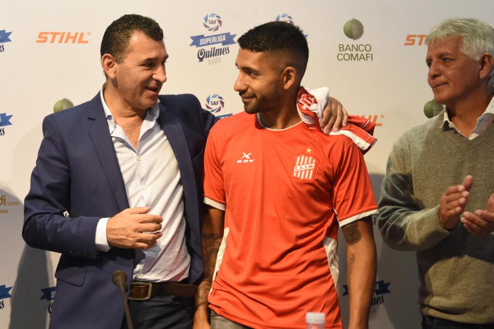 CORDIALES. Leito y García se saludan al finalizar la rueda de prensa. El presidente “decano” y el crack “santo” intercambiaron sonrisas. 