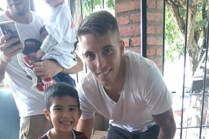 CON SU ÍDOLO. El pequeño Santino recibió la visita de Purita.