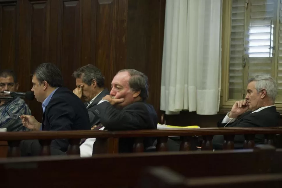 MOMENTO. Biagosch se toma el rostro (atrás) y Sánchez tiene la mirada fija. la gaceta / foto de jorge olmos sgrosso 