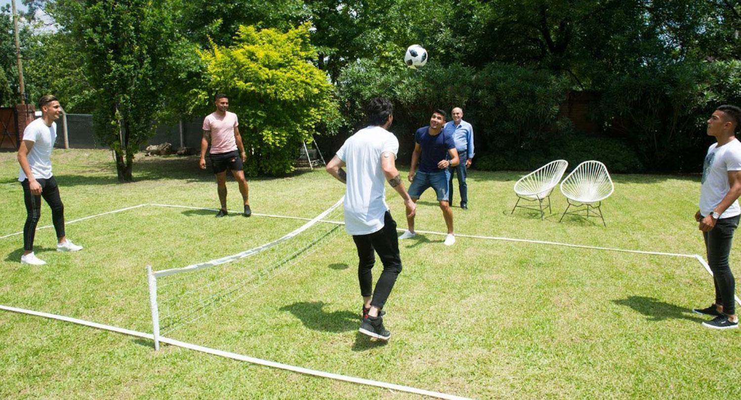 FÚTBOL TENIS. Jugadores de San Martín y Atlético calentaron la previa con un juego de camaradería.