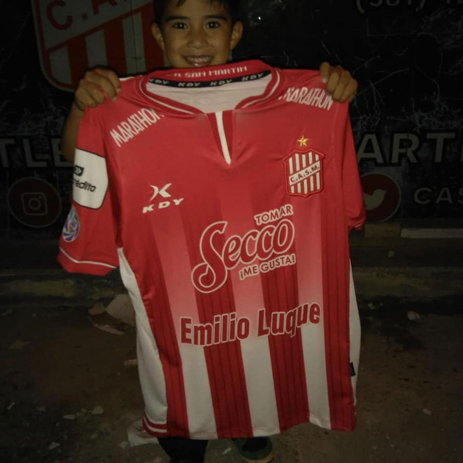 Santino con la camiseta que le regaló Purita (la que usó contra Racing)