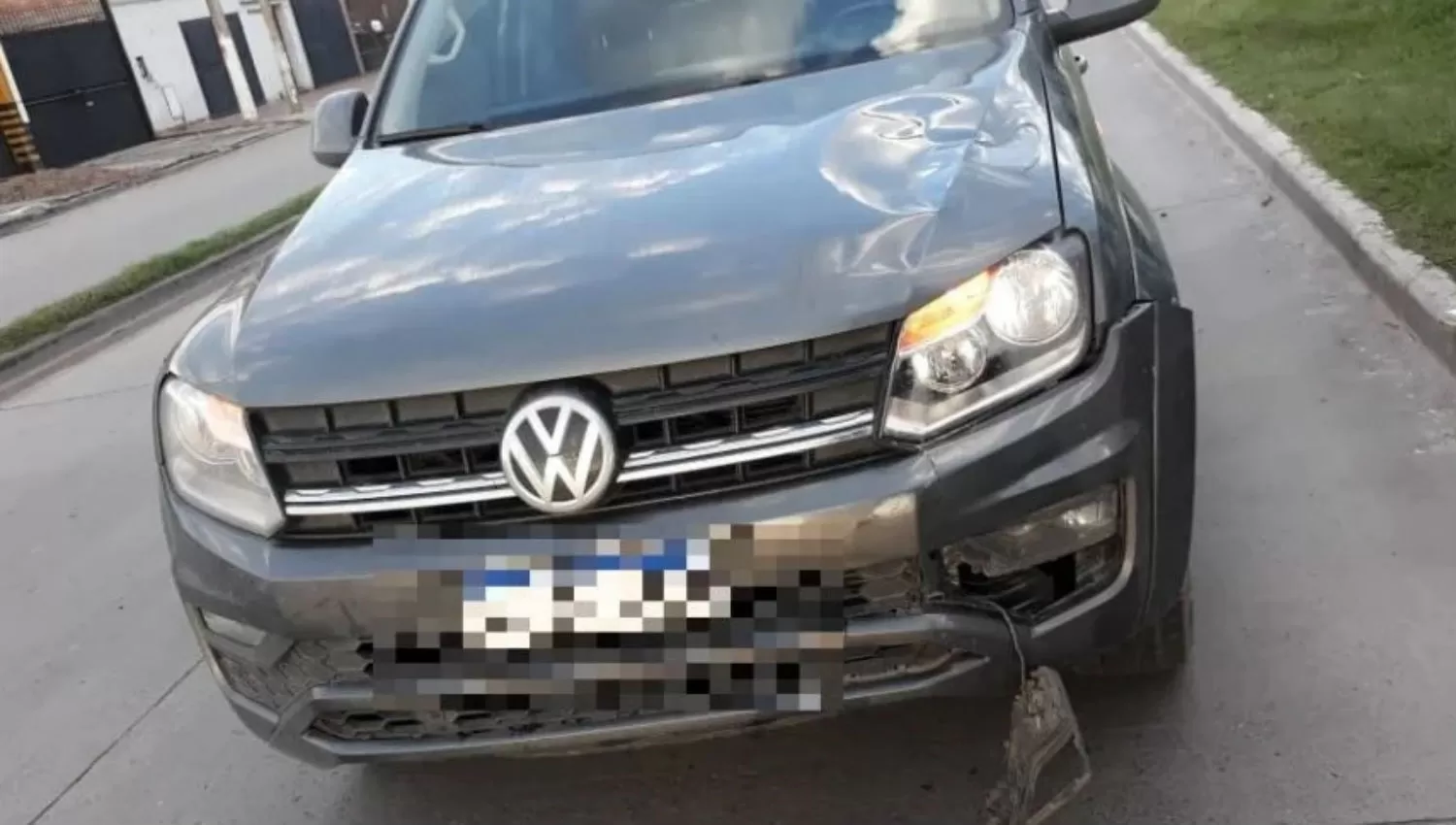 ASI QUEDO. La camioneta que impactó a la víctima fatal muestra en su parte frontal las marcas que dejó el percance.