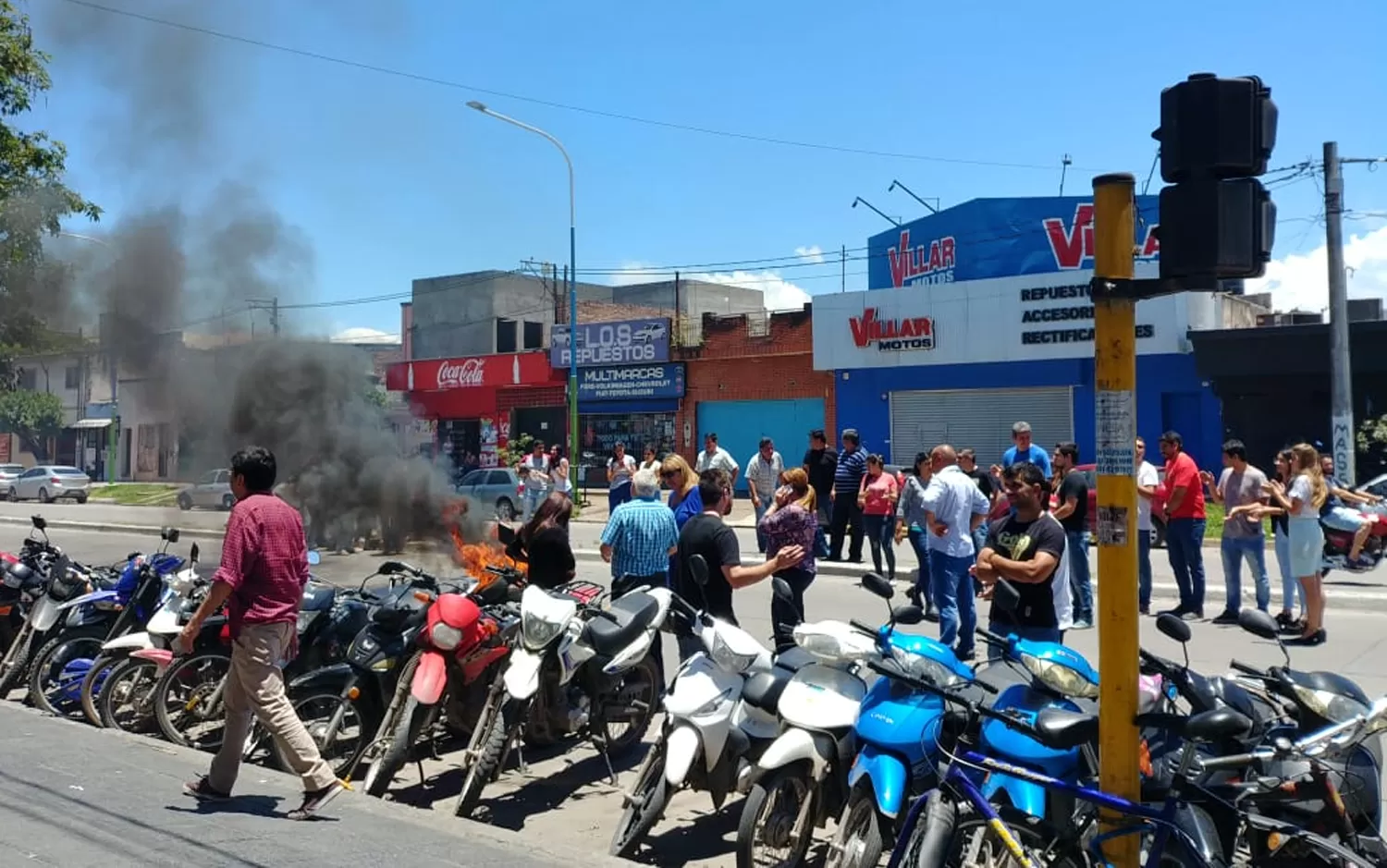 RECLAMO. Empleados de Atento quemaron gomas por el despido de sus compañeros.