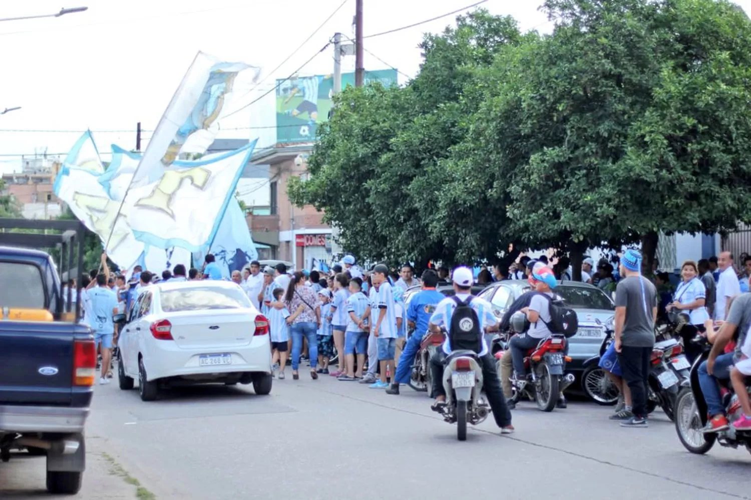 APOYO DECANO. Los hinchas llegando al estadio Monumental para el banderazo.