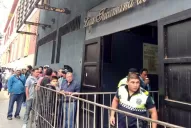 Los hinchas de Atlético hacen largas colas por una entrada para el clásico tucumano