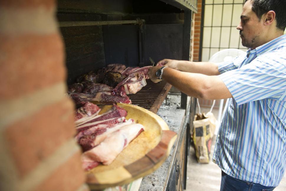 A PUNTO. Daniel Santos, dueño de casa, preparó el asado y obtuvo los aplausos de todos los comensales.  