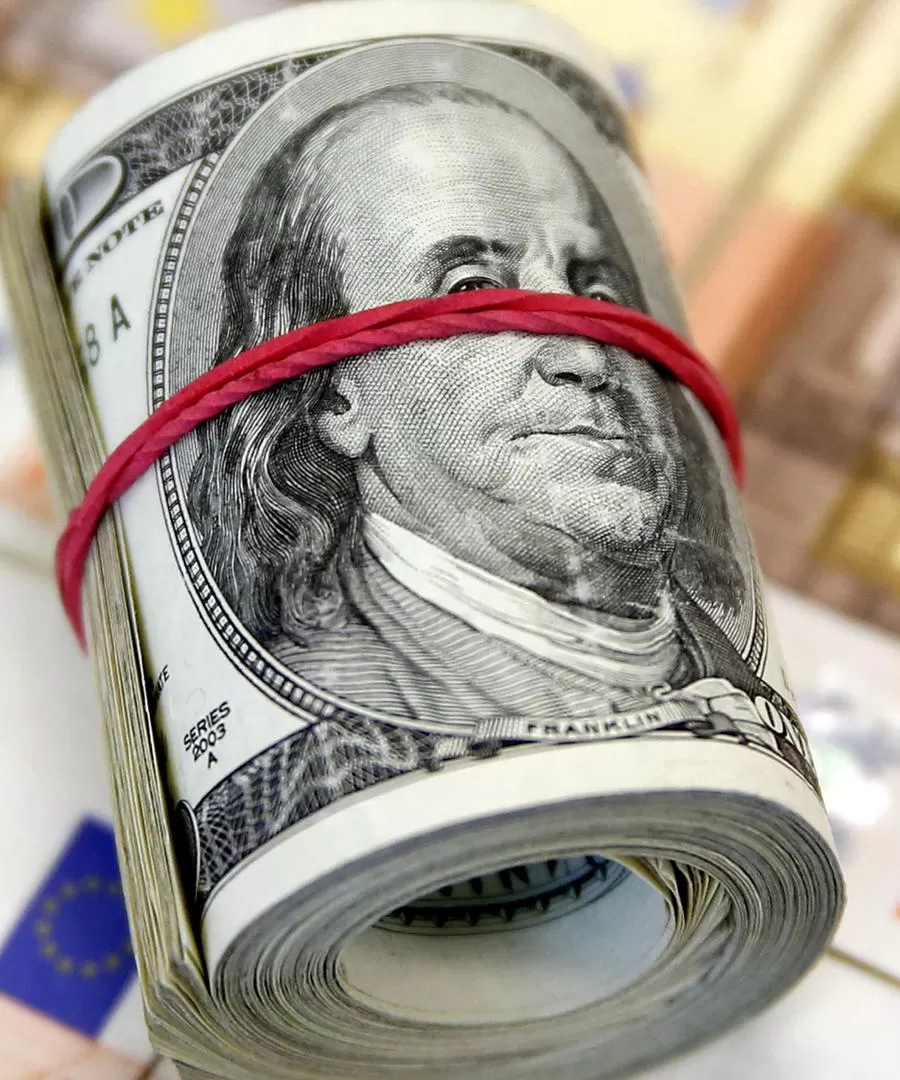 DESCENSO. El dólar cerró el mes con una nueva baja en la cotización. reuters 