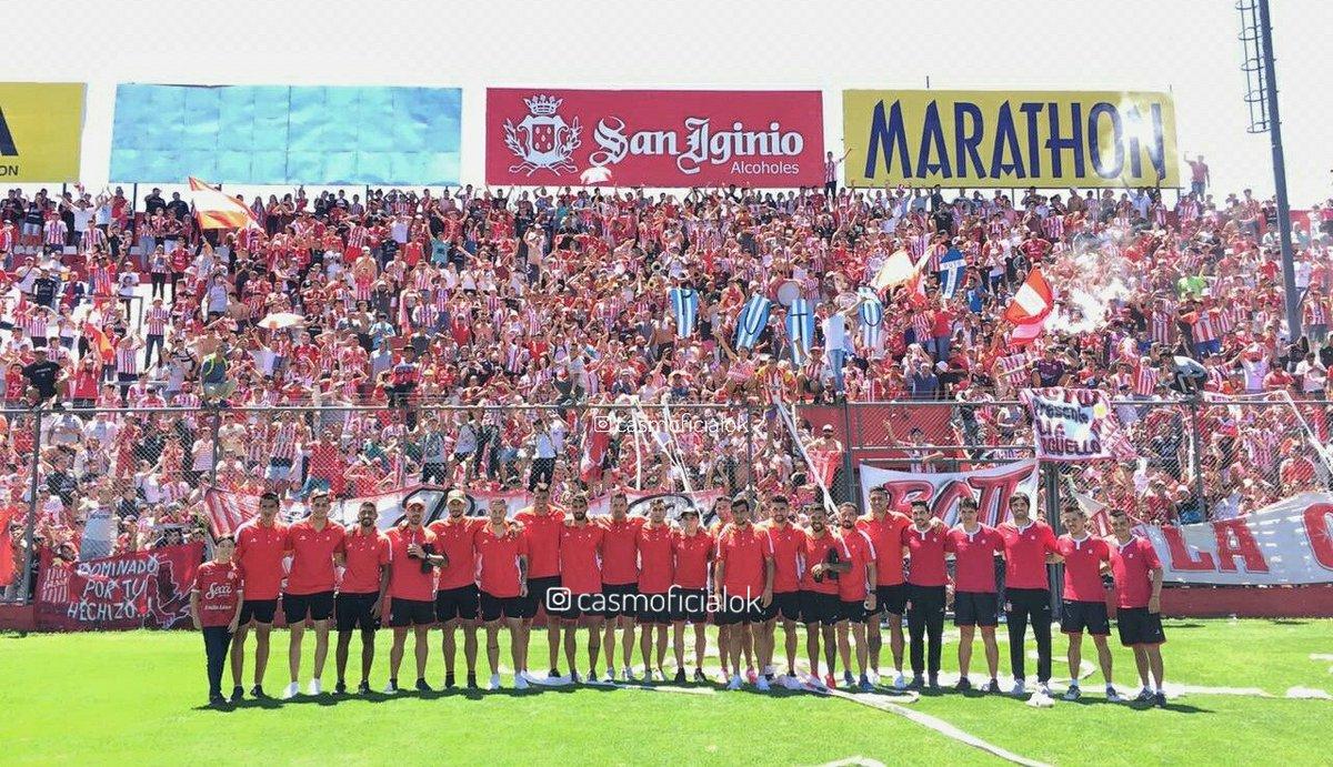 APOYO MASIVO. Los hinchas de San Martín despidieron al equipo antes del Clásico.