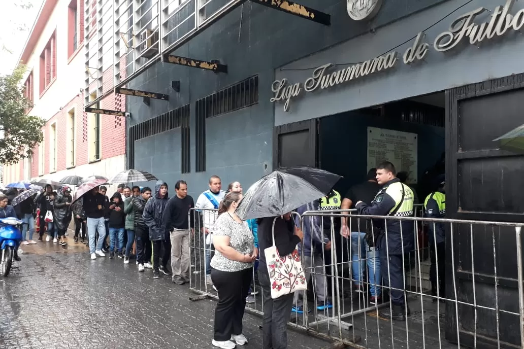 Cientos de hinchas concurrieron a las boleterías a pesar de la lluvia. LA GACETA/FOTO DE ANALÍA JARAMILLO