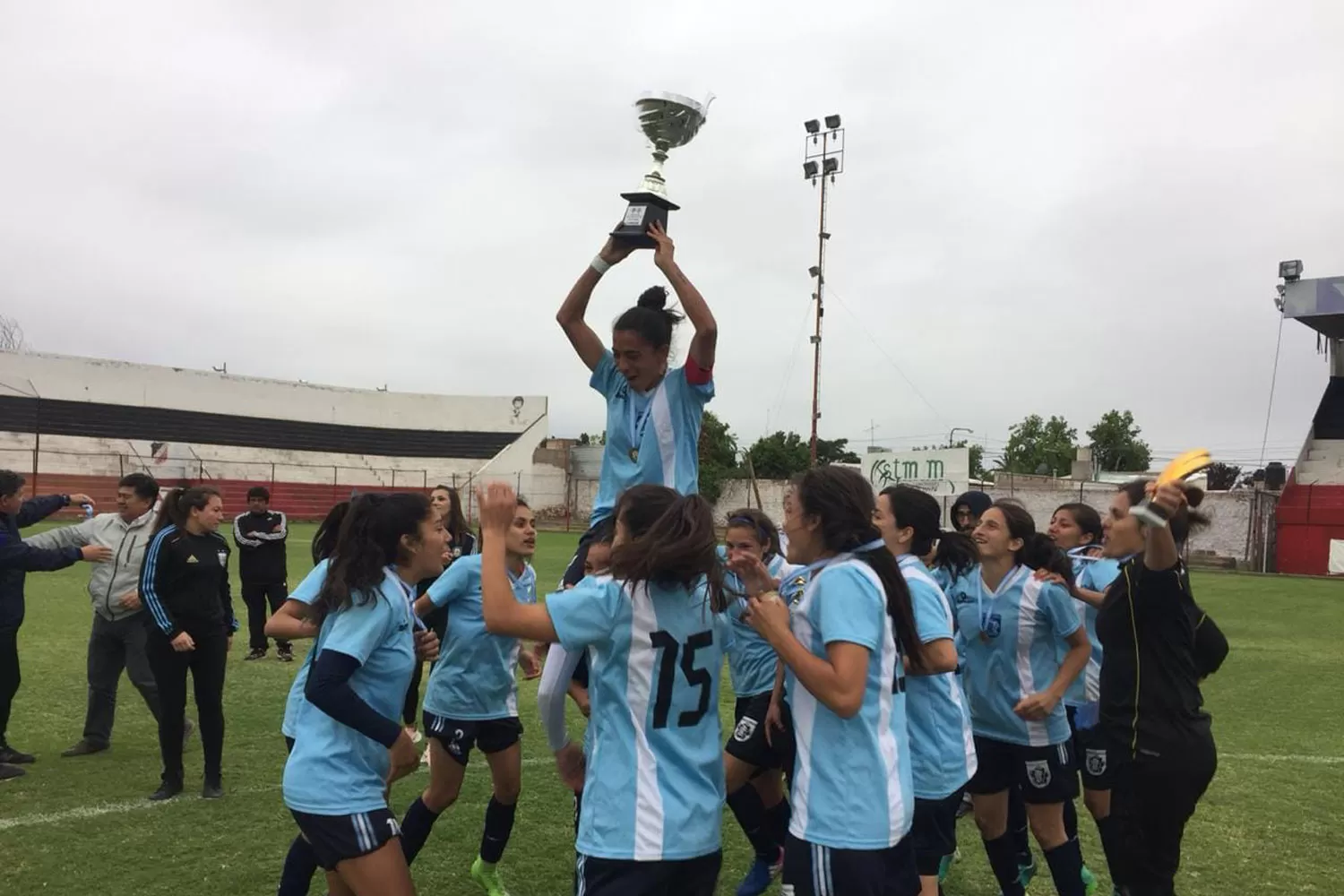 CAMPEONAS. Las chicas tucumanas se consagraron en Mendoza.