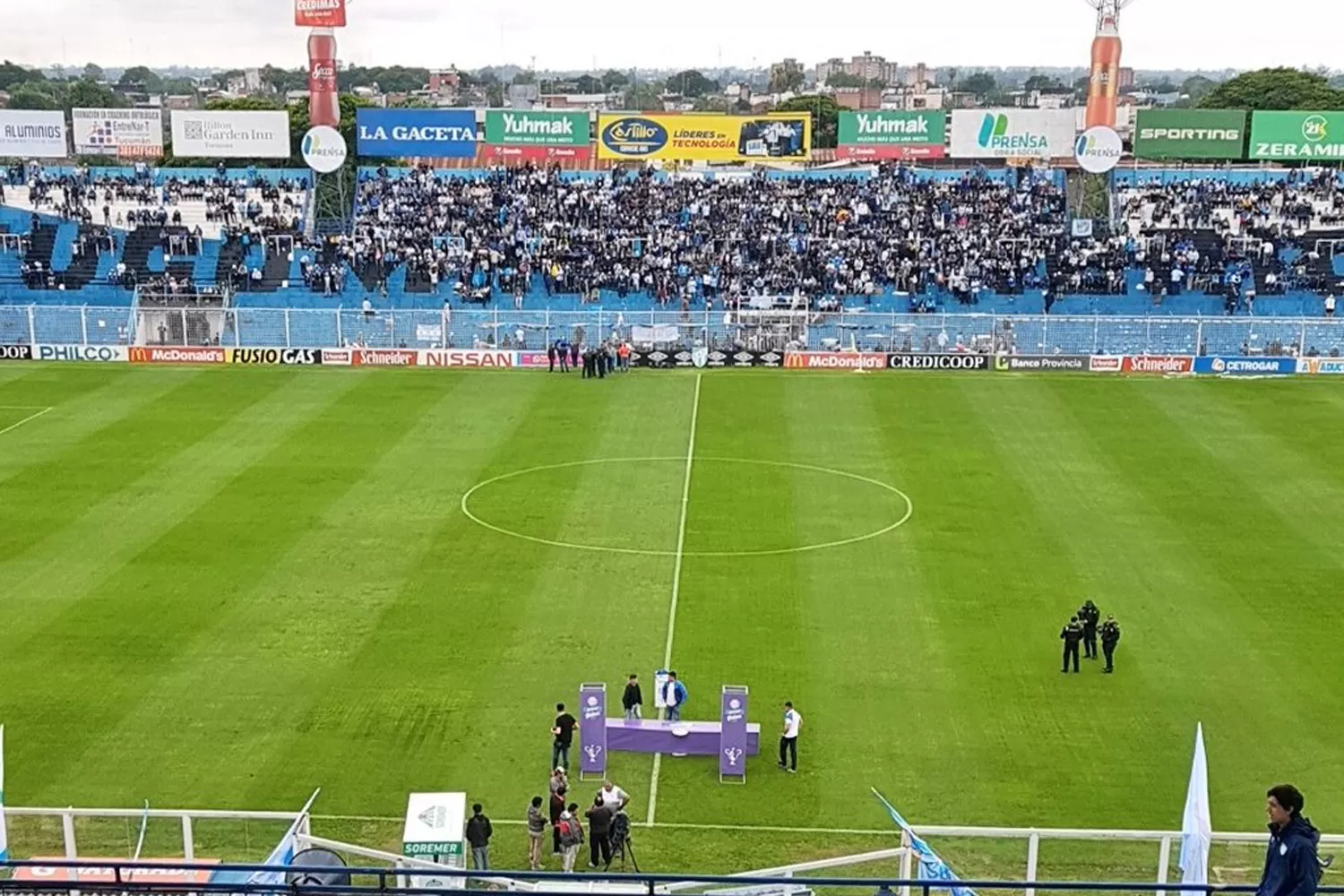 LOS PRIMEROS EN LLEGAR. Pasadas las 16.30, abrieron el Monumental.