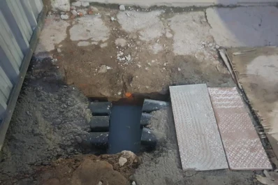 Vereda peligrosa en Chacabuco 455