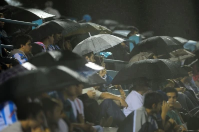 Al Monumental con paraguas y piloto: Tucumán se encuentra en alerta por tormentas