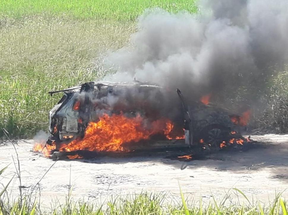 EN LLAMAS. El fuego se devoró la camioneta en medio del camino. 