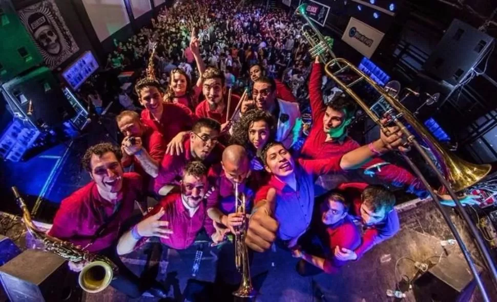 MULTIINSTRUMENTAL. La Orquesta Delio Valdez adopta las raíces colombianas, pero con su propio estilo. Prensa.- 