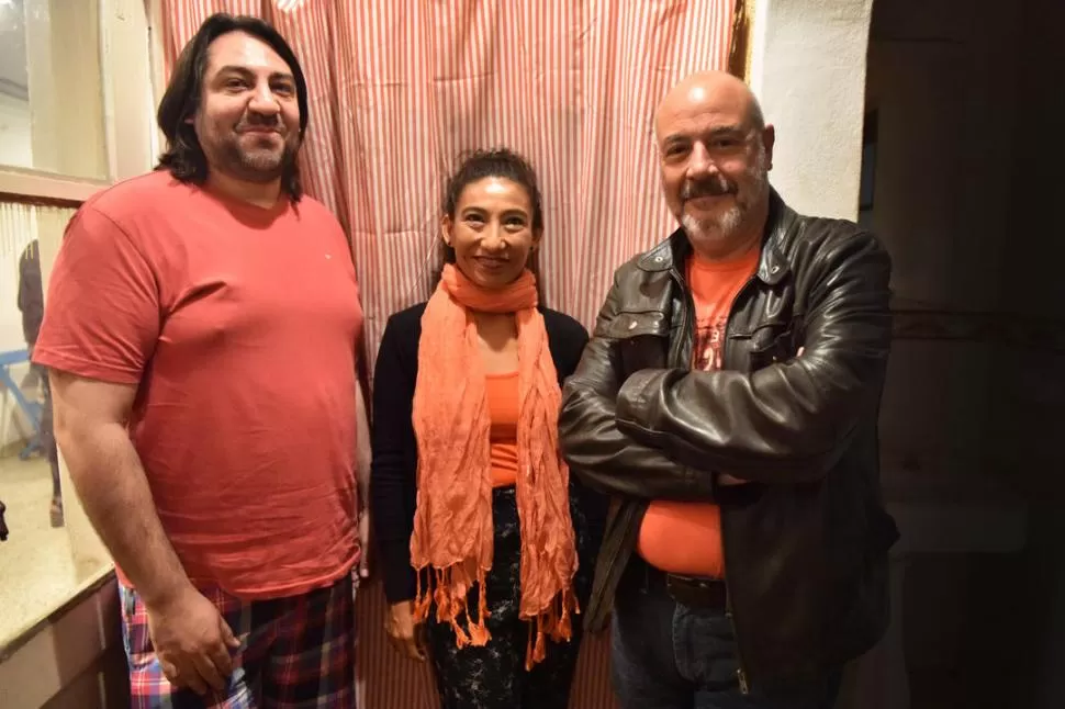 JURADO. Javier Vivas, Flavia Molina y Raúl Seggini resaltan la diversidad como aspecto saliente de la muestra. LA GACETA / FOTO DE INÉS QUINTEROS ORIO.-