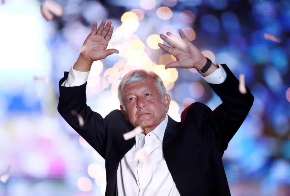 VETERANO. López Obrador empezó su carrera política en los 70, en el Partido Revolucionario Institucional.  reuters