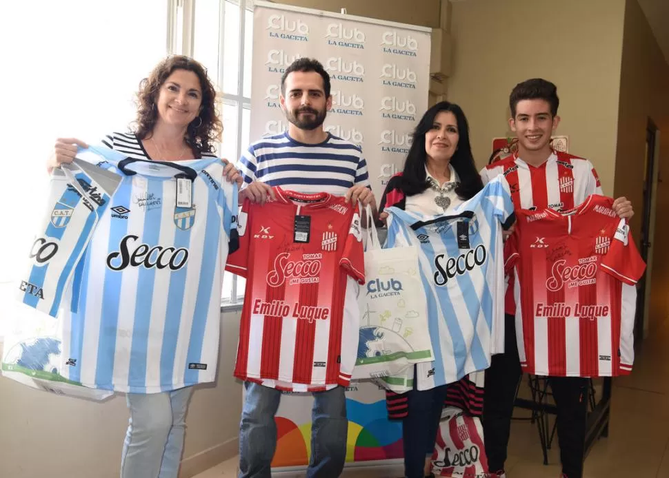 GANADORES. Los afortunados lectores posan con las camisetas. LA GACETA / FOTO DE JOSÉ NUNO.-