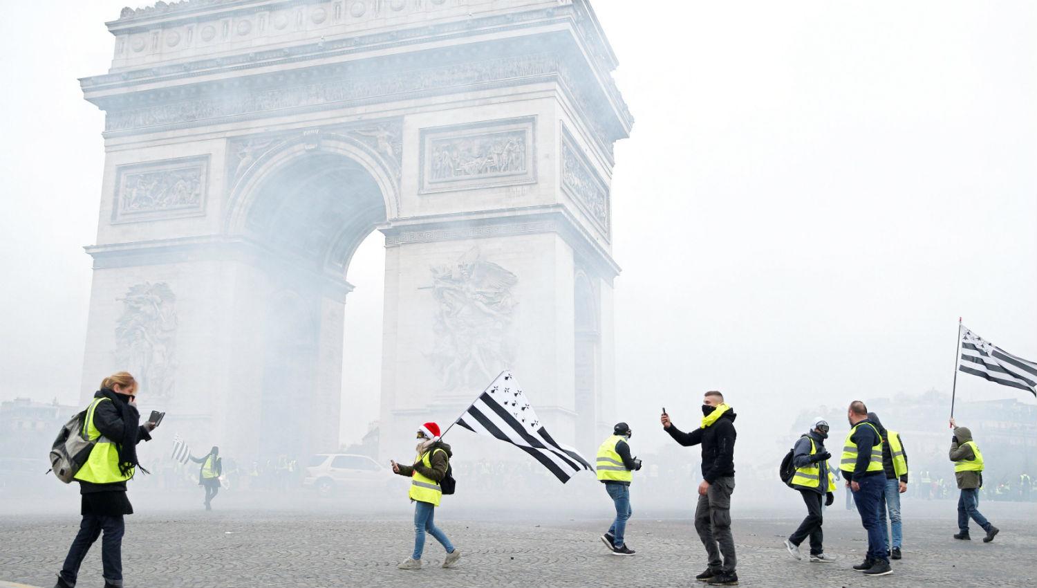 Batalla campal en París en otra protesta contra Macron por los combustibles