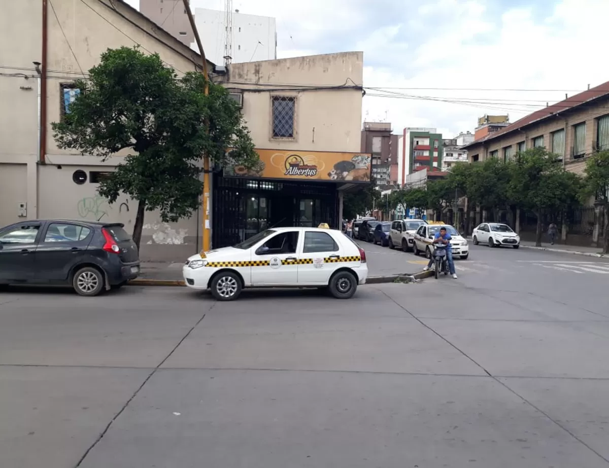 Un taxi bloqueó una rampa para discapacitados