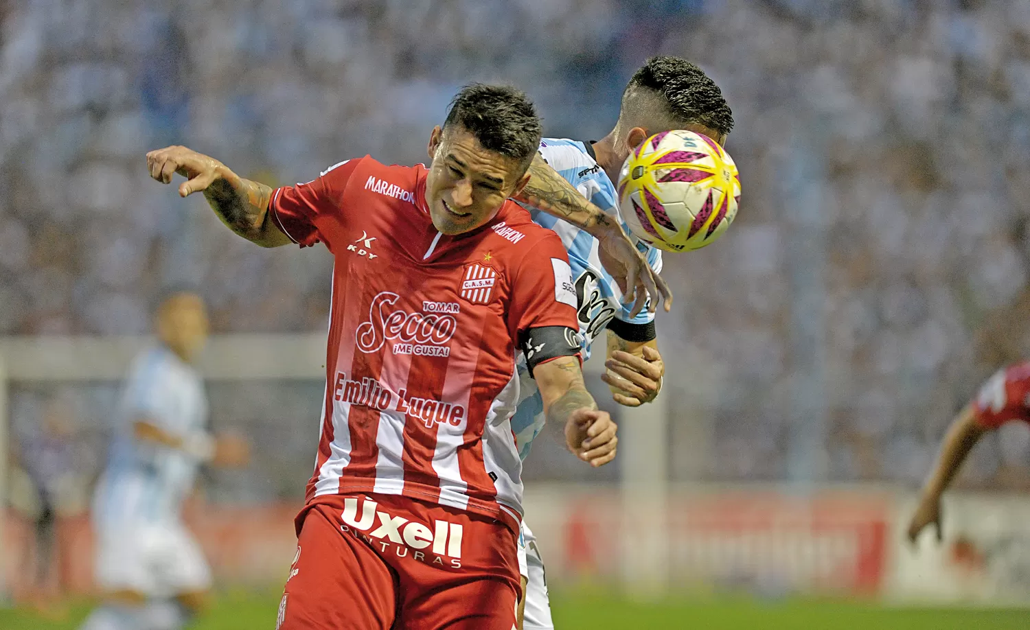 CARA A CARA. Bieler y Abero luchan por la pelota. Durante el partido ganaron y perdieron, pero siguieron adelante, algo que en el deporte se toma como una religión.