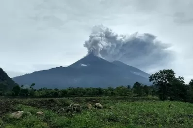 Ocho mil familias viven en alerta por el volcán de fuego en Guatemala