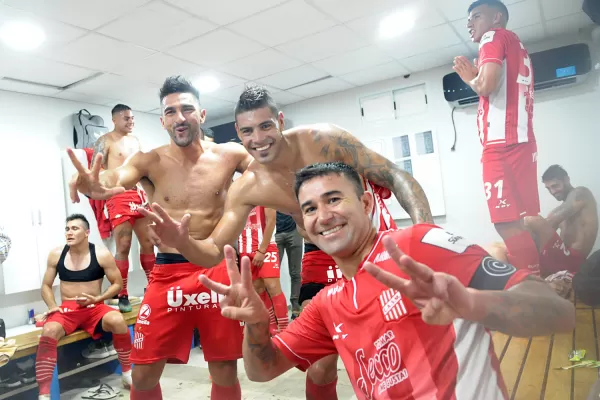 La foto más esperada: San Martín también festejó en el vestuario