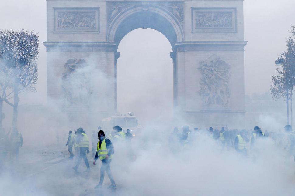 DESMANES A METROS DEL ARCO DEL TRIUNFO. La Policía arrojó gases a los manifestantes; clima de violencia.  