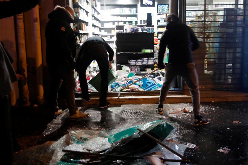 VIDRIERAS DESTRUIDAS. El saldo de los enfrentamientos en París.  