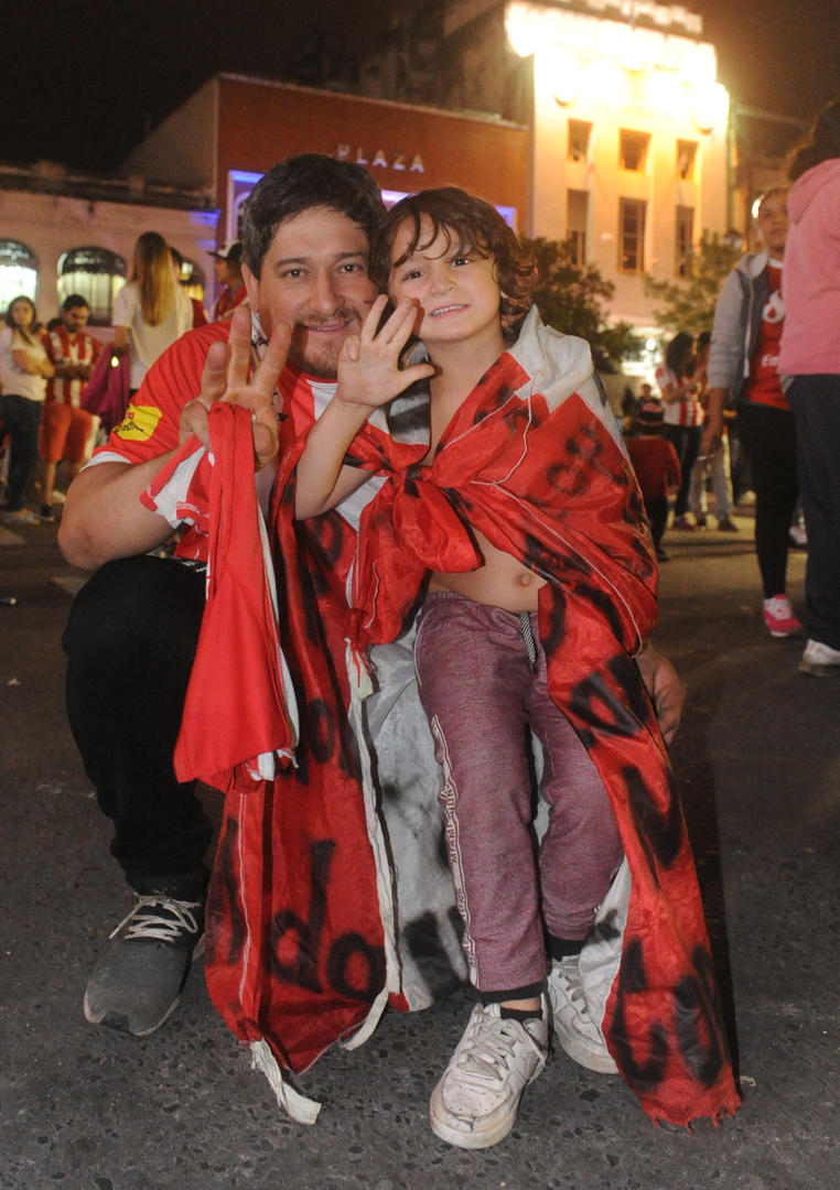 GRANDES Y CHICOS. Varias generaciones celebraron el triunfo ante el “Decano”. la gaceta / foto de antoni ferroni