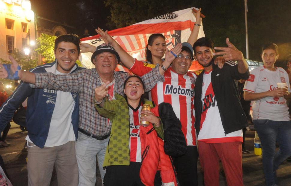 EN FAMILIA. Ninguno quiso perderse los festejos “santos” en plaza Independencia. la gaceta / foto de antonio ferroni 