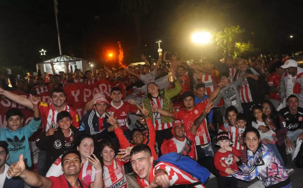 LA ALEGRÍA ES “ALBIRROJA”. Frente a la Casa de Gobierno posa para el fotógrafo de LG Deportiva parte del pueblo “ciruja” que desató su alegría por el centro tucumano, por el triunfo ante el eterno rival. 