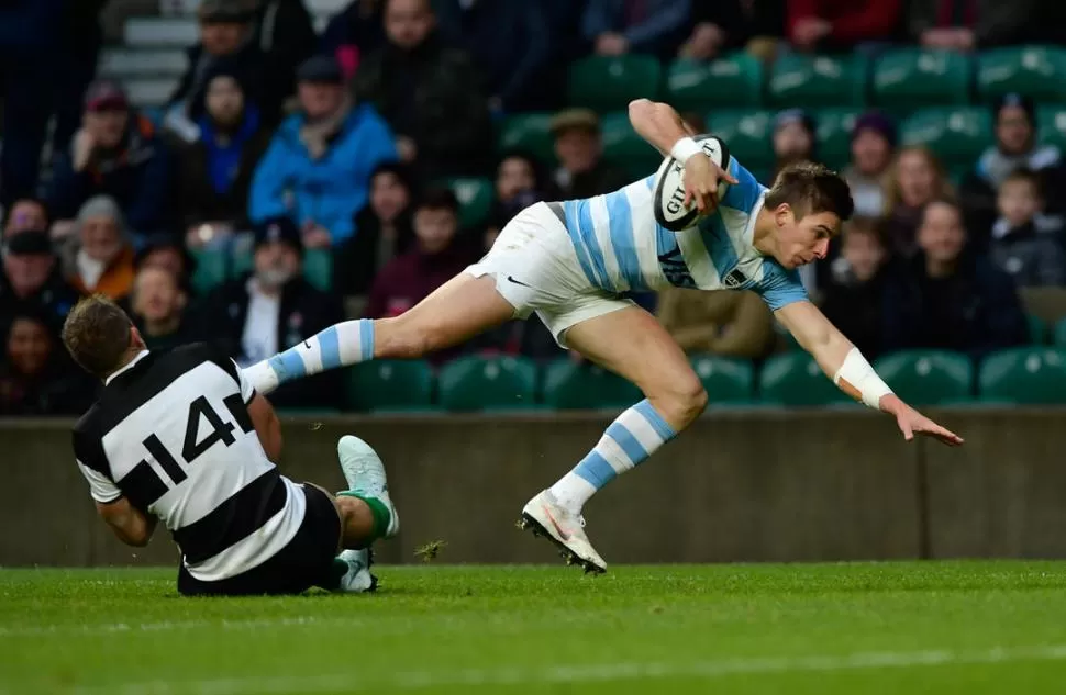 JUGADA. Tomasso Benvenuti, de Barbarians, tacklea a Sebastián Cancelliere. Los Pumas no pudieron mantener en el segundo las virtudes mostradas en el primero. prensa uar 