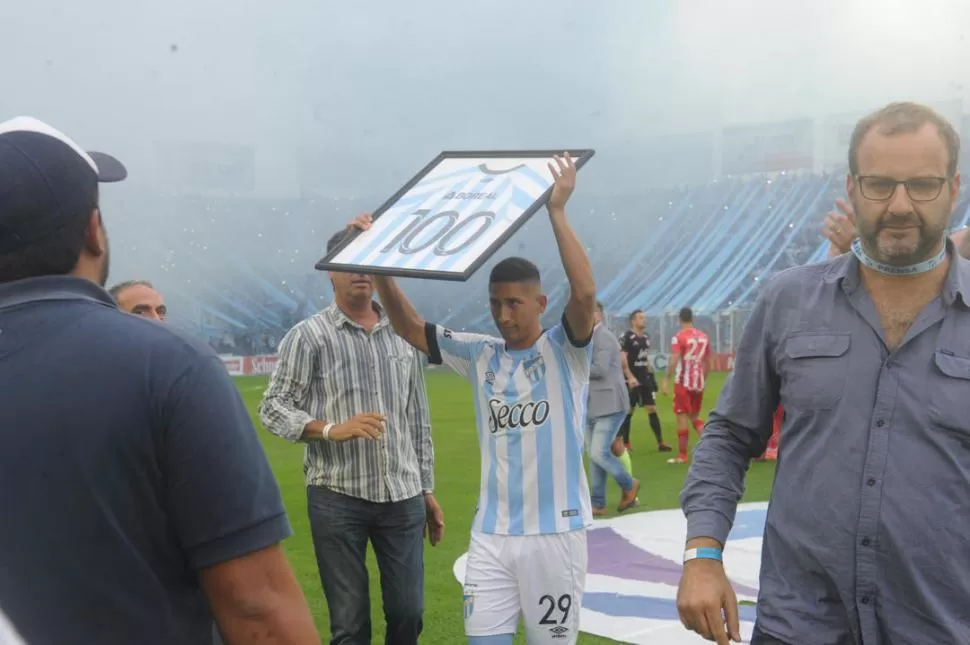 CENTENAR. Reconocimiento a la trayectoria de Aliendro en Atlético. LA GACETA / FOTO DE Antonio Ferroni