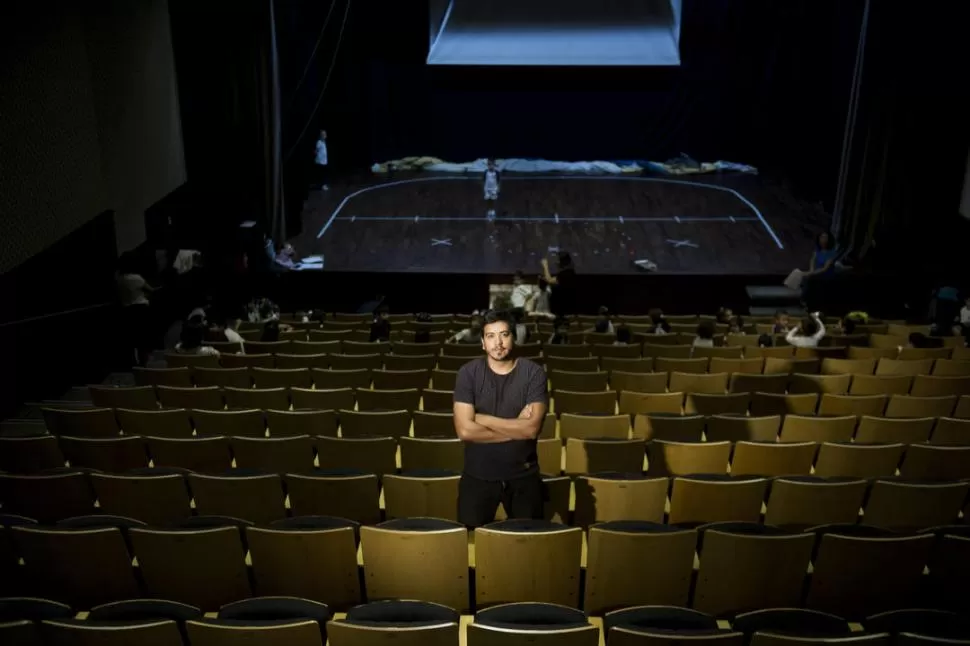 ACTUAR. Prina posa entre las butacas del teatro Rosita Ávila; al fondo, el escenario que suele pisar. LA GACETA / FOTOS DE JORGE OLMOS SGROSSO.-