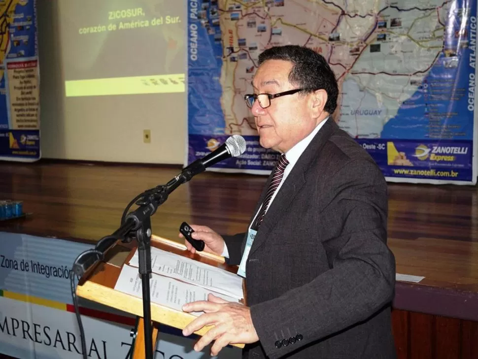 Según Cortés Cortés,  por su ubicación, la Provincia juega un papel preponderante para la integración regional.- 