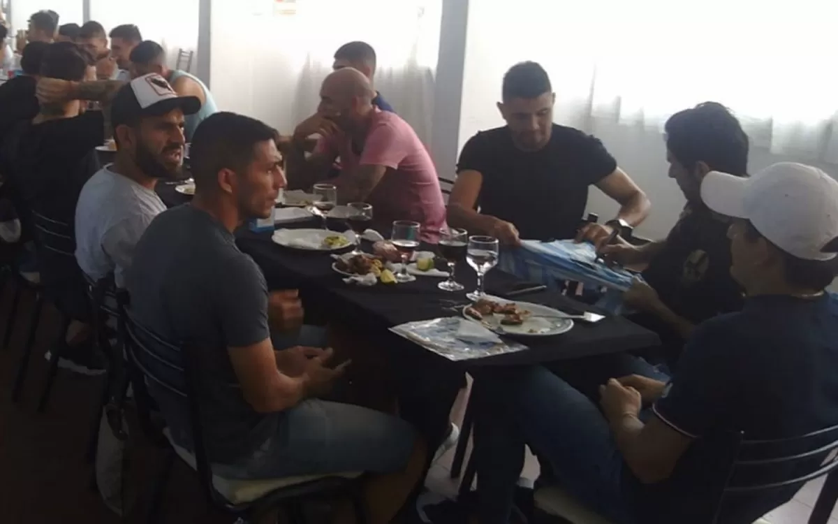 Los jugadores compartieron un asado antes de irse de vacaciones. FOTO TOMADA DE TWITTER.COM/ATOFICIAL