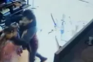 Video: un hombre intentó acuchillar a su pareja dentro de un local de ropa