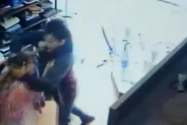 Video: un hombre intentó acuchillar a su pareja dentro de un local de ropa