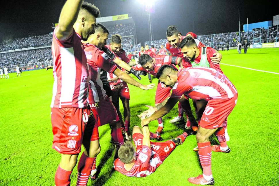 UN FINAL DE PELÍCULA. Los jugadores de San Martín rodean a Purita, quien quedó tendido en el campo de juego tras el final del clásico que ganó el “Santo”. la gaceta / foto de hector peralta