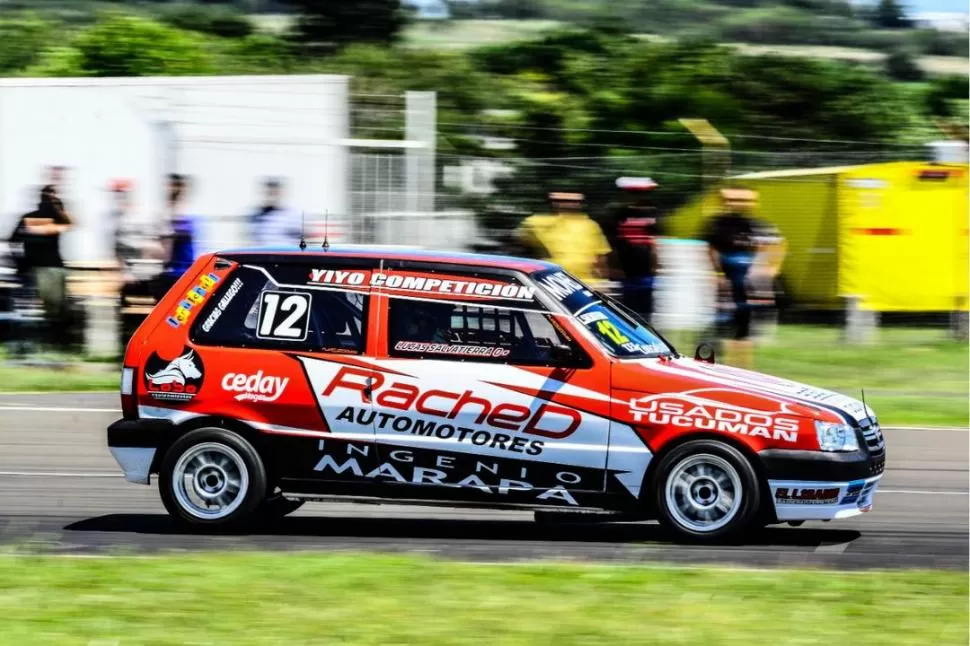 LE SACÓ LO MEJOR. El Fiat Uno con el que corrió Lucas Salvatierra se mostró muy competitivo; fue 8° ayer en el cierre. prensa car show santafesino 