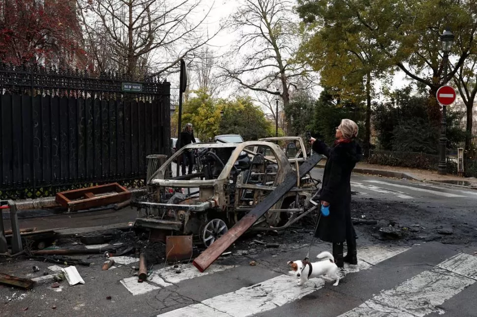 DESASTRE. Autos vandalizados en las calles de París, después de las protestas de los “chalecos amarillos”. reuters