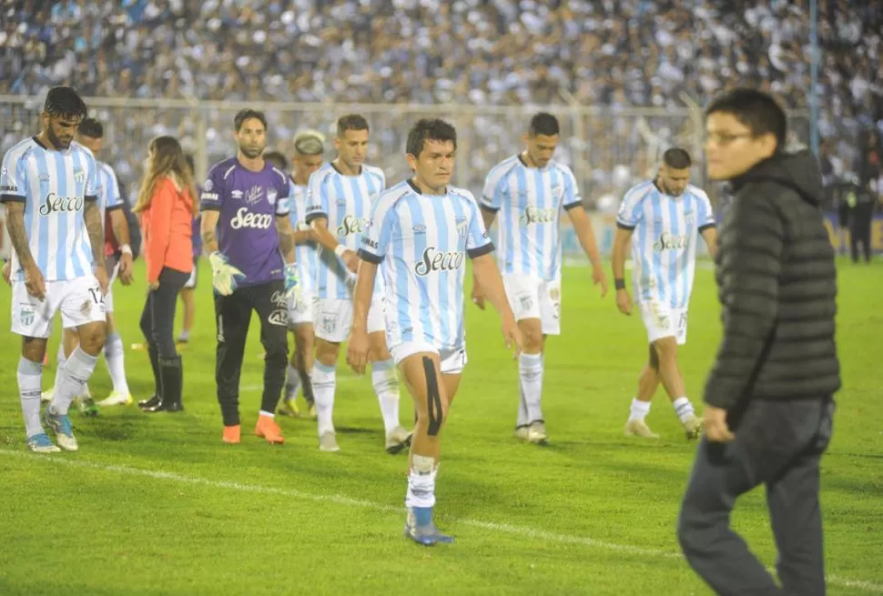 CABIZBAJOS. Toledo, Lucchetti, Bianchi, Luis Rodríguez, Cabral y Barbona se retiran del campo con la cabeza gacha, luego de perder el clásico ante San Martín. El plantel se reunirá hoy por última vez en 2018. la gaceta / foto de antonio ferroni