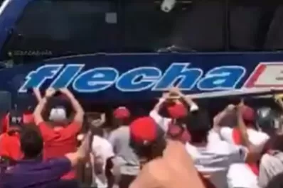 Detuvieron a uno de los hinchas de River que arrojaron piedras al micro de Boca