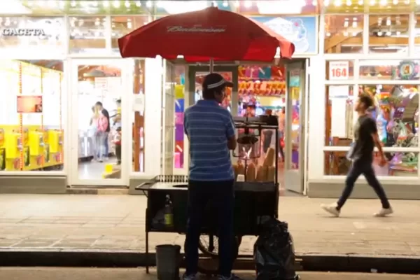 Polémica por la situación de los vendedores ambulantes en el centro tucumano