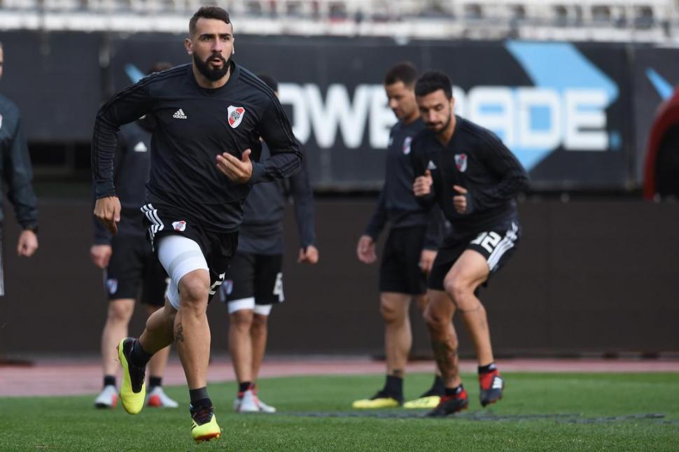 ¿UNO SÍ, EL OTRO NO? Lucas Pratto se perfila para ser el único delantero de área que River tendrá en la Superfinal. Mientras que la presencia de Ignacio Scocco está cada vez más complicada por su lesión. PRENSA CARP