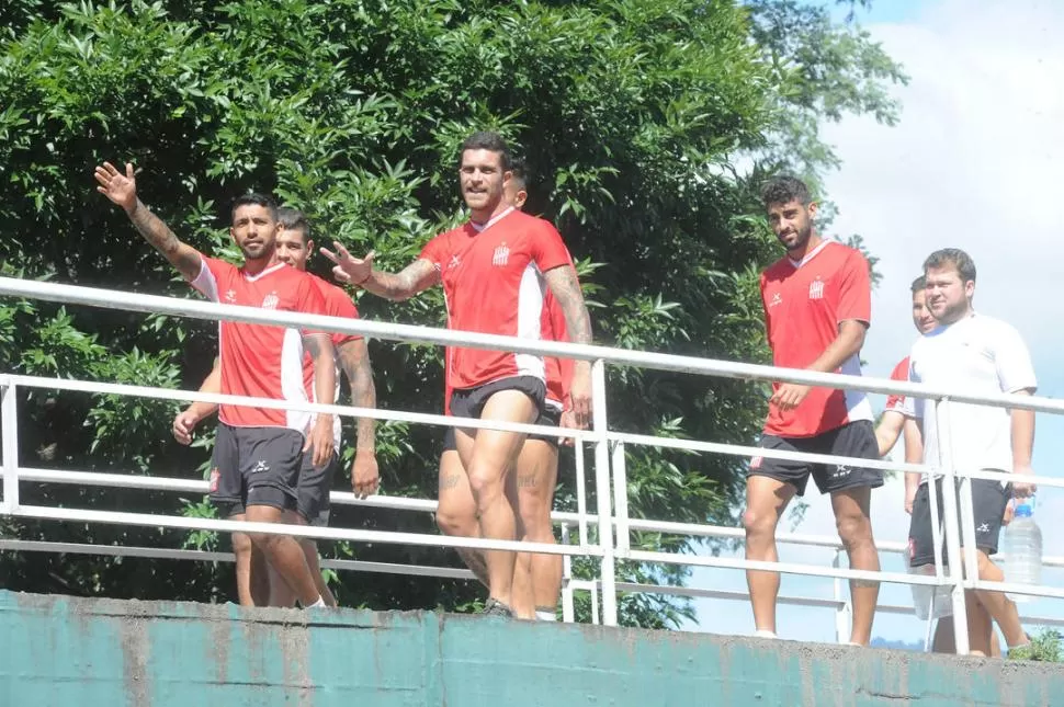 CARAS DE FELICIDAD. Los jugadores de San Martín saludan a la cámara de LG Deportiva mientras se dirigen hacia la cancha número 1 del complejo “Natalio Mirkin”. García, celebra y Arregui hace el “3” con sus dedos, en referencia al resultado del clásico. LA GACETA / FOTO DE Antonio Ferroni