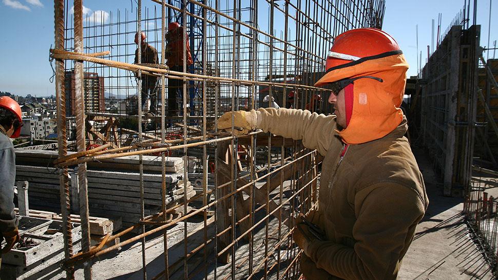 La actividad industrial bajó el 6,8% y la construcción el 3,7 % en octubre